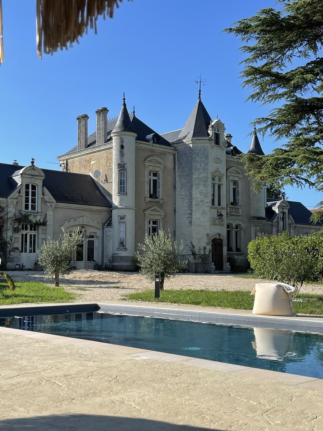 La façade du château vue depuis la piscine