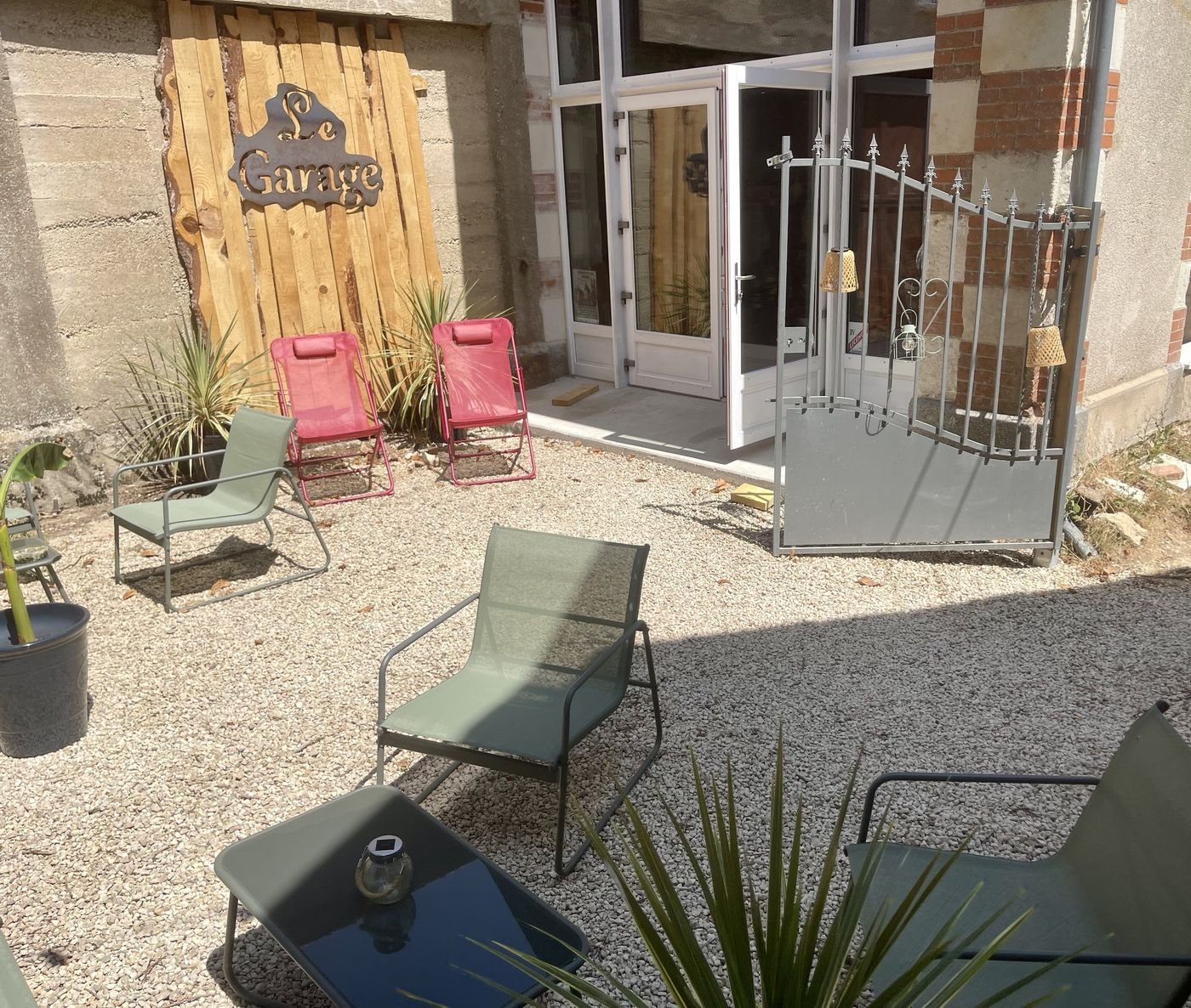 La terrasse du Garage avec ses transats et son enseigne