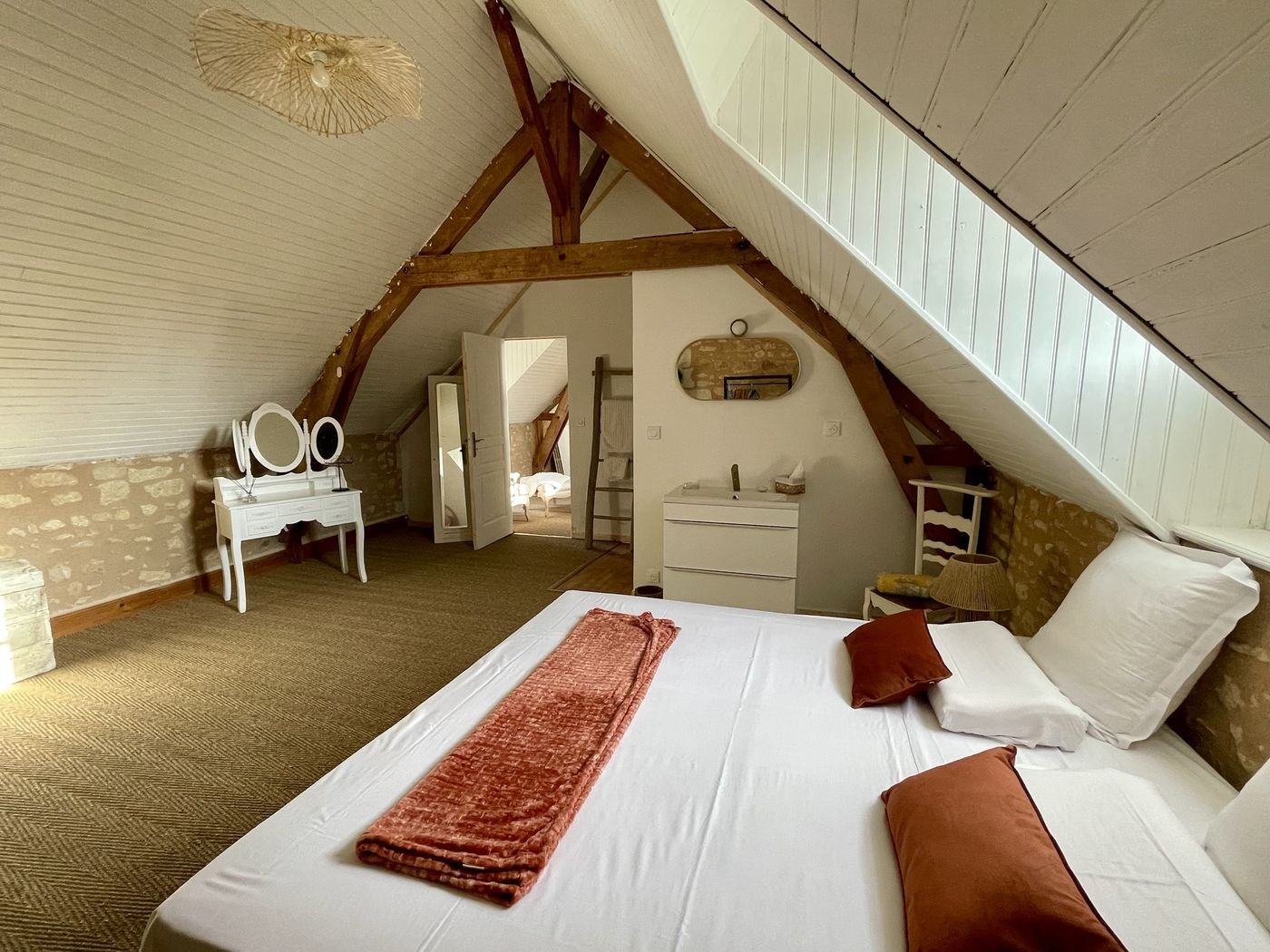 Gîte Le Jonc : chambre sous les combles, charpente apparente et grand lit