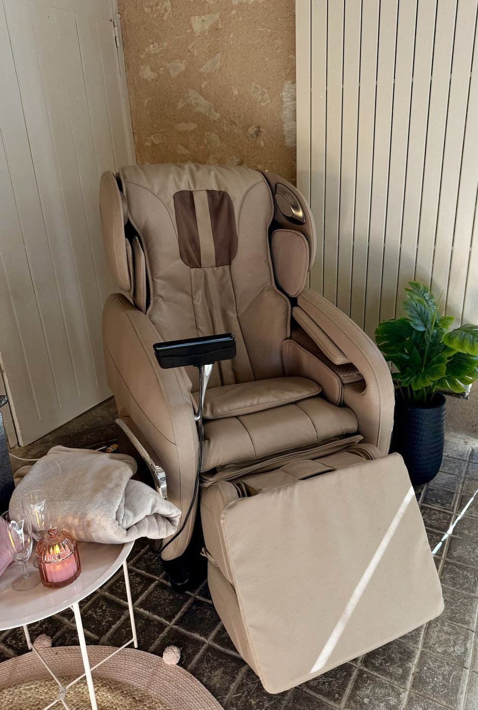 Le fauteuil massant près d'une petite table et d'une bougie