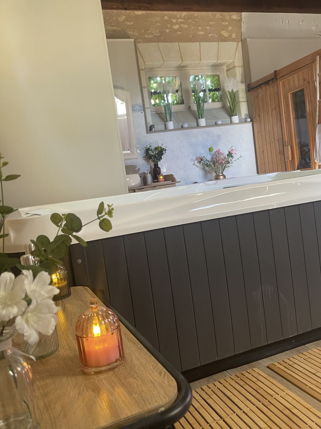 L'espace bien-être : jacuzzi, bougies et sauna en bois